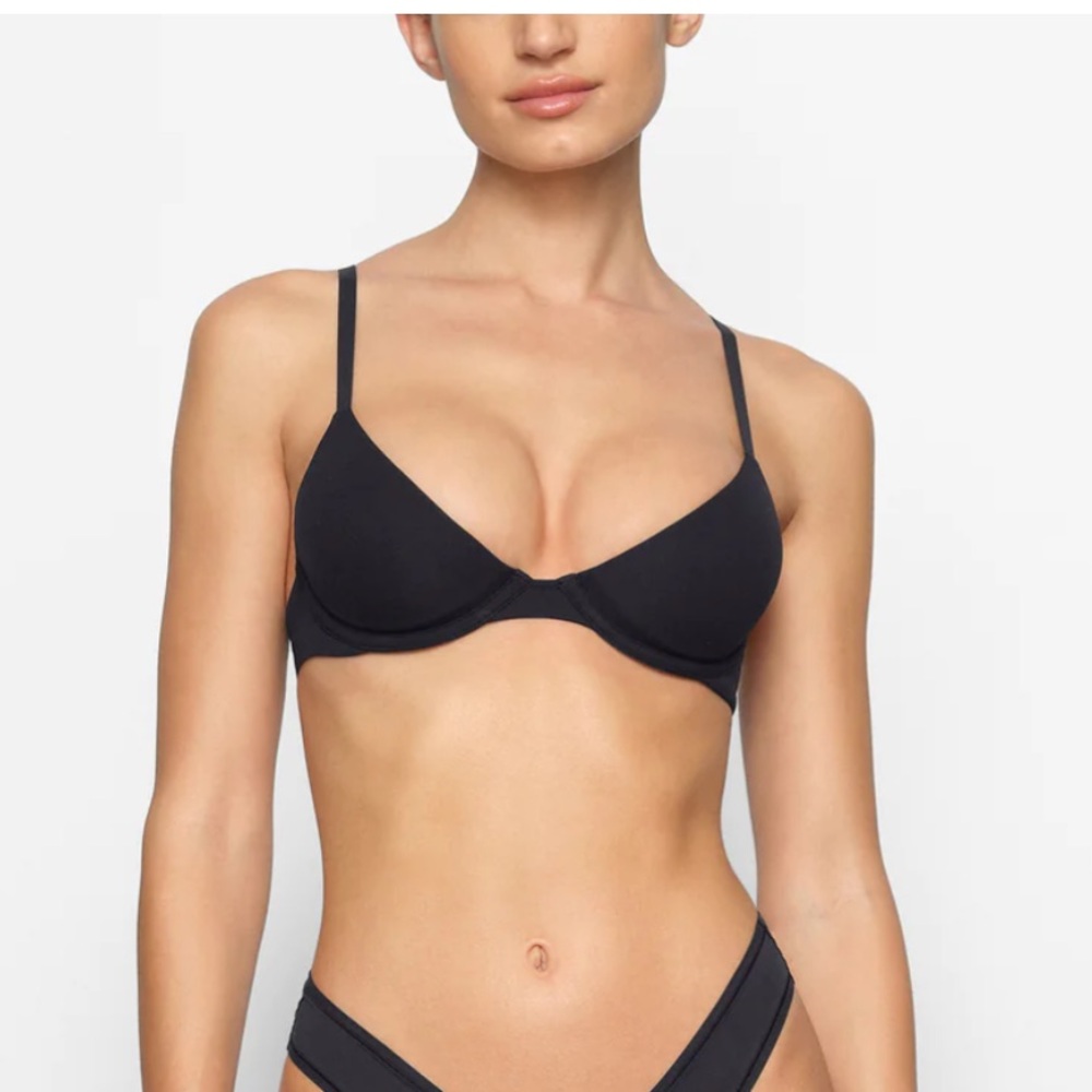SKIMS fits everybody scoop plunge bra